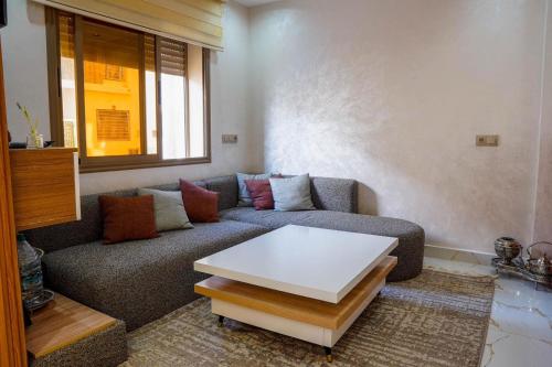 - un salon avec un canapé et une table blanche dans l'établissement Oasis royale, à Dakhla