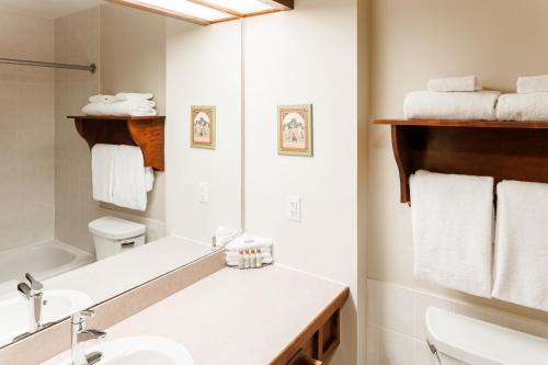 Bilik mandi di Rodd Brudenell River Resort