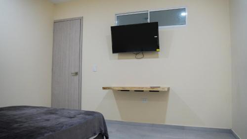 Μια τηλεόραση ή/και κέντρο ψυχαγωγίας στο Nómada Private Rooms - Near Santa Marta Center