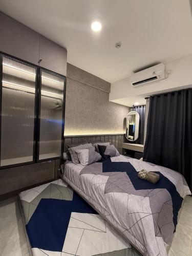 a bedroom with a large bed in a room at Apartment Bella Pakuwon City Mall Surabaya 3 pax in Surabaya