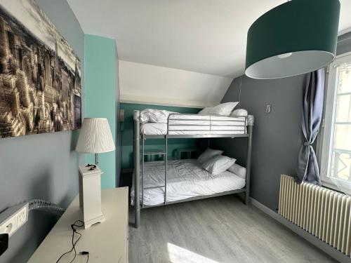 a room with two bunk beds in a room at Spacieuse et agréable à séjourner in Garges-lès-Gonesse