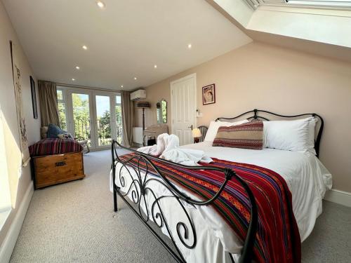 Un dormitorio con una cama grande en una habitación. en Gorgeous Home In Ealing London, en Brentford