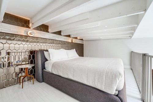 Un dormitorio con una cama grande en una habitación. en Kettner Row 2, en San Diego