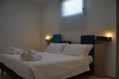 トッレ・ラピッロにあるApartments 3.0のベッドルーム1室(大きな白いベッド1台、タオル付)