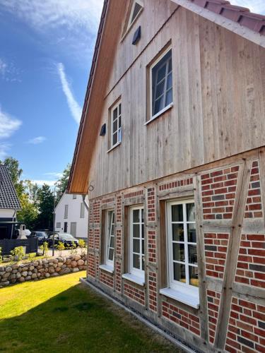 a side view of a barn with windows at Fachwerkhuus in Göhren-Lebbin