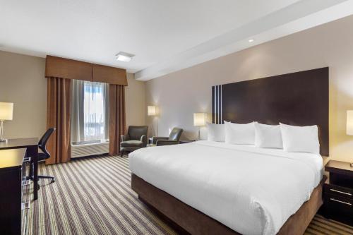 Katil atau katil-katil dalam bilik di Best Western Plus Sherwood Park
