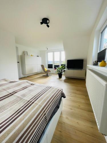 Postel nebo postele na pokoji v ubytování Modern saniertes Haus in Husum