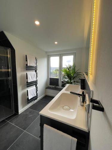 Fotografie z fotogalerie ubytování Modern saniertes Haus in Husum v destinaci Niederdorla