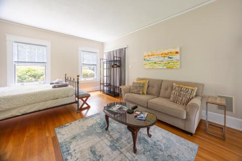 ダーラムにあるSpacious 2br In Grand Old Home, Downtown Durhamのソファとテーブルのあるリビングルーム