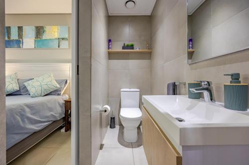 Postel nebo postele na pokoji v ubytování Beach Break Bliss - Cozy retreat with mountain views