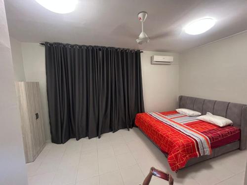Un pat sau paturi într-o cameră la Daus&iqah homestay jasin mlk