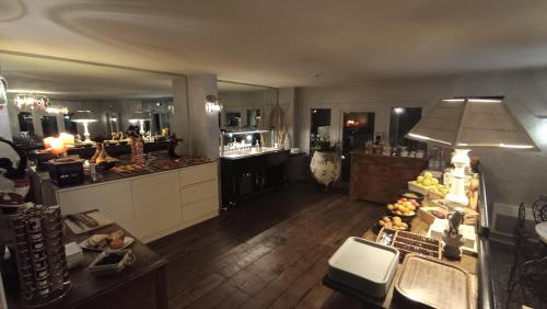 サン・カンタン・ファラヴィエにあるLa Roselièreのテーブルとカウンター付きのキッチンのオーバーヘッドビュー