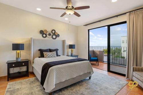 - une chambre avec un lit, un ventilateur de plafond et un balcon dans l'établissement Bright Beach Stay, Balcony, Patio & Steps to Beach, à Refugio