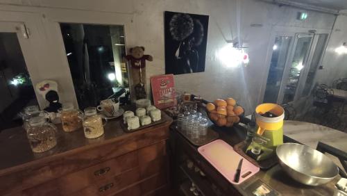 サン・カンタン・ファラヴィエにあるLa Roselièreのキッチン(シンクとカウンタートップ付きのカウンタートップ付)