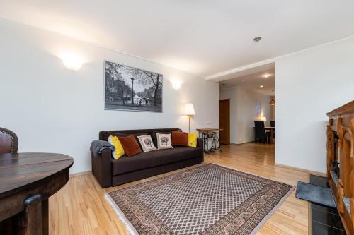 una sala de estar con un sofá y una mesa en 5 min from Port - free private parking - 1BR, en Tallin