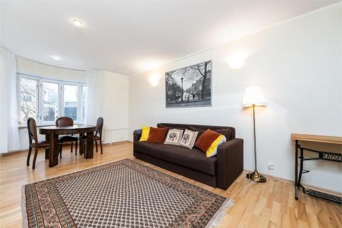 una sala de estar con un sofá y una mesa en 5 min from Port - free private parking - 1BR, en Tallin