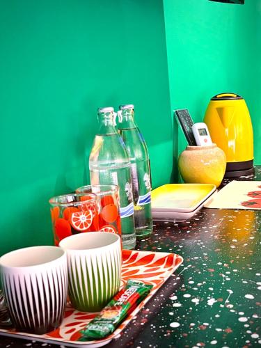 una mesa con platos y tazas y botellas de vidrio en Centerpoint Koh Phangan New, en Thong Sala