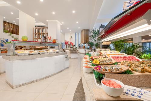 um buffet com muitos tipos diferentes de comida em Royal Solaris Cancun - All Inclusive em Cancún