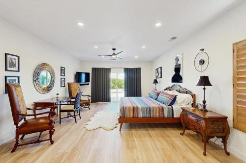 sypialnia z łóżkiem, biurkiem i stołem w obiekcie Tranquil Tierra w mieście Palm Springs