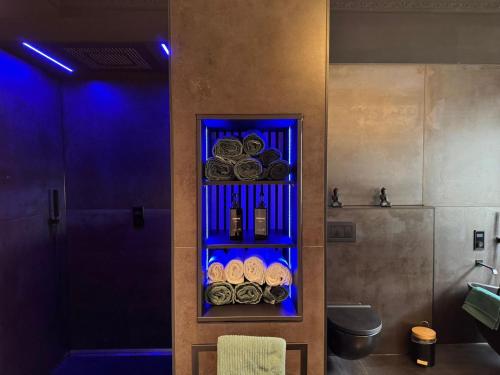 a bathroom with a shelf with plates on it at NAMASTÉ Homes - Luxus-Apartment mit Whirlpool & Garage in Bad Windsheim