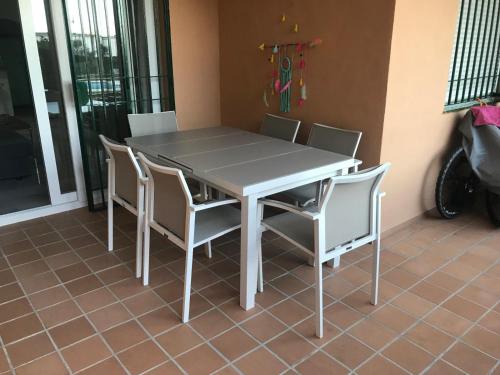 Una mesa y sillas con una mesa y sillas grises. en El Rincón de la Siesta, en La Cala de Mijas