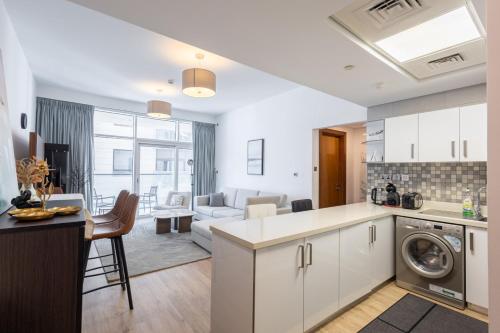 una cucina e un soggiorno con un divano e un tavolo di Parkside Serenity Stunning Open View 1 bedroom a Mushayrib