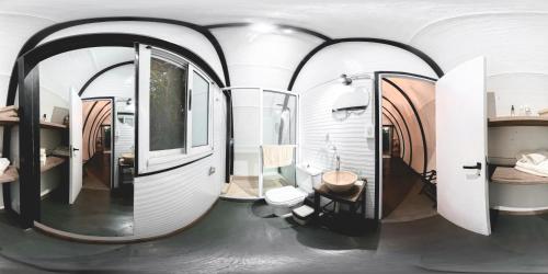 a circular bathroom with a toilet and a sink at GLAMPING SELVA IGUAZU in Puerto Iguazú