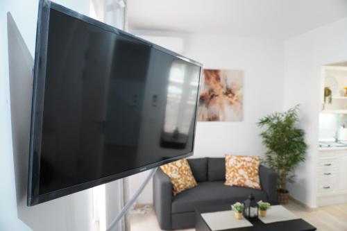 TV a/nebo společenská místnost v ubytování ET - Stylish Apartment In Centre With Pool