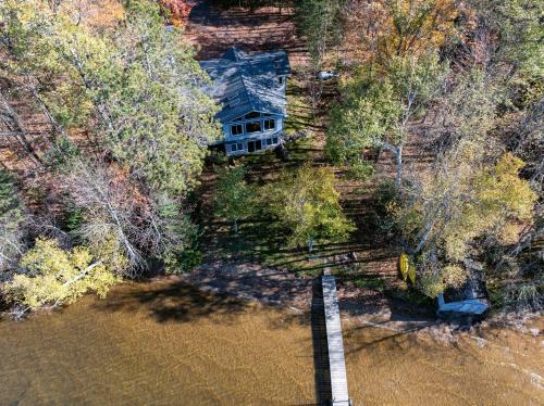 una vista aérea de una casa en el bosque en Sandy Shores Condo, en Namekagon