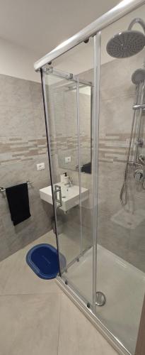 カターニアにあるShort Location Paratore Casa Melinaの洗面台と鏡のあるバスルーム
