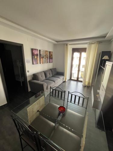 a living room with a couch and a table at Rondabella 3 Parking Gratis Centro in Ronda