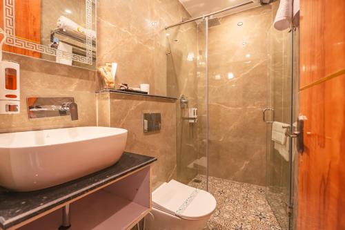 Un baño con lavabo y ducha de cristal. en The Rampour Rishikesh - A Brigadiers Cottage Collection, en Rishīkesh
