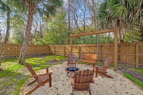 Сад в Bright Bay Hideaway - Near Springs - Pet Friendly