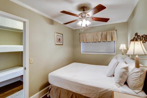 Un dormitorio con una cama y un ventilador de techo. en SC217A: 217A Sea Cabin, en Isle of Palms