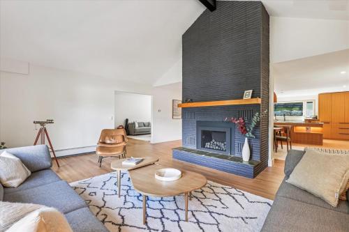 sala de estar con chimenea de ladrillo azul en Evergreen Stowe, en Stowe