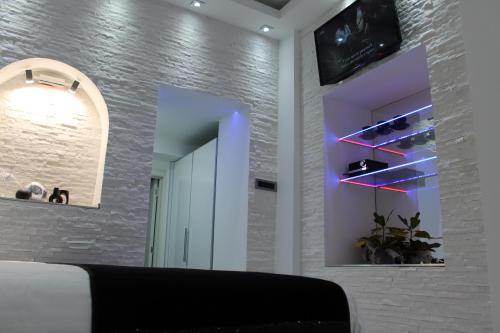 Televisyen dan/atau pusat hiburan di Monroe Apartment
