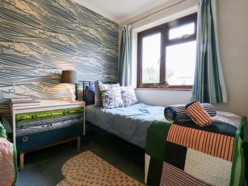 Postel nebo postele na pokoji v ubytování Coastguard Cottage