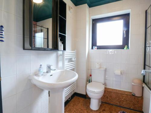 Koupelna v ubytování Coastguard Cottage