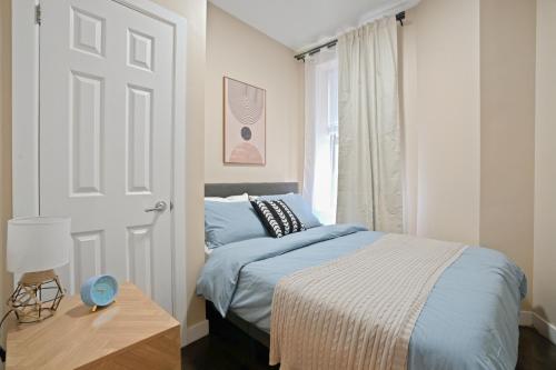 Voodi või voodid majutusasutuse 3 BD Idyllic Haven next to Central Park toas