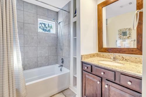 Un baño con bañera, lavabo y espejo. en WS4403: 4403 Windswept, en Kiawah Island