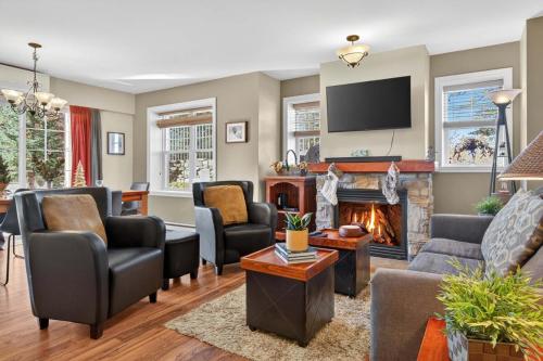 a living room filled with furniture and a fireplace at Condo familial Mont Blanc, accès ski in Ski out in Saint-Faustin