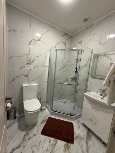 une salle de bain avec une douche, des toilettes et un lavabo dans l'établissement Львівське Передмістя, à Lviv