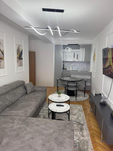 un soggiorno con un divano e un tavolo di Golden Crown 2 a Vranje