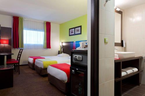 Katil atau katil-katil dalam bilik di Enzo Hotels Thionville by Kyriad Direct