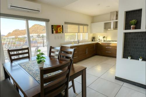 a kitchen and dining room with a table and chairs at Casa Privada en Zona Cantera in Chihuahua