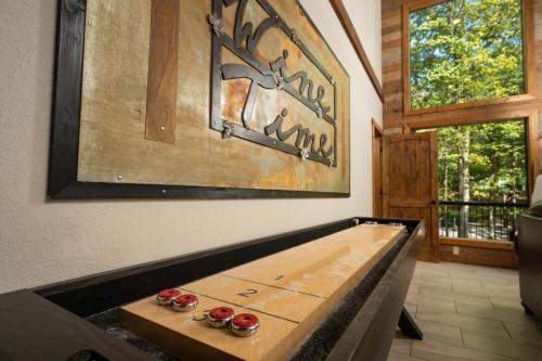 uma mesa de pingue-pongue num quarto com em Wine Time 5 Bedroom Shuffleboard Hot Tub Fire Pit Play Set em Broken Bow