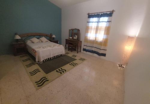 a bedroom with a bed and a rug at Casa en renta, fraccionamiento Victoria, Oaxaca in Oaxaca City