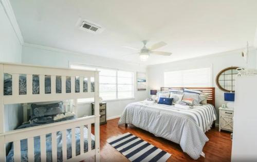 Ένα ή περισσότερα κρεβάτια σε δωμάτιο στο Beach bungalow with multiple decks, only 3-4 blocks from the beach