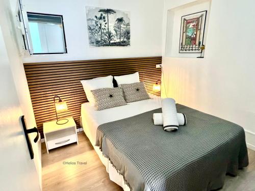 a small bedroom with two beds and a window at Ti Cabanon. Appartement vue mer à Deshaies. in Deshaies