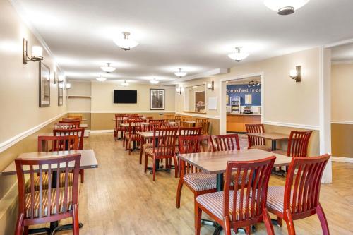 Un televizor și/sau centru de divertisment la Days Inn by Wyndham Nanaimo